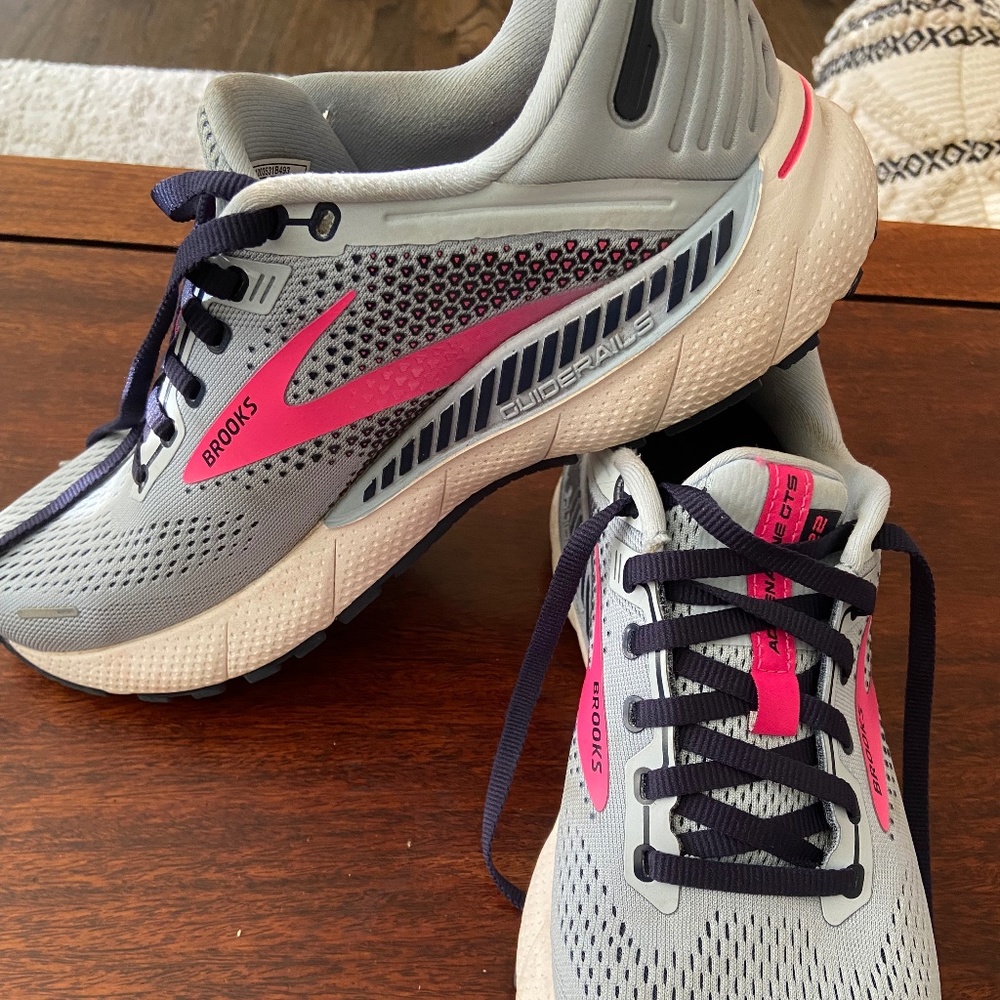 Women’s Brooks Adrenaline GTS 22, Light blue/pink